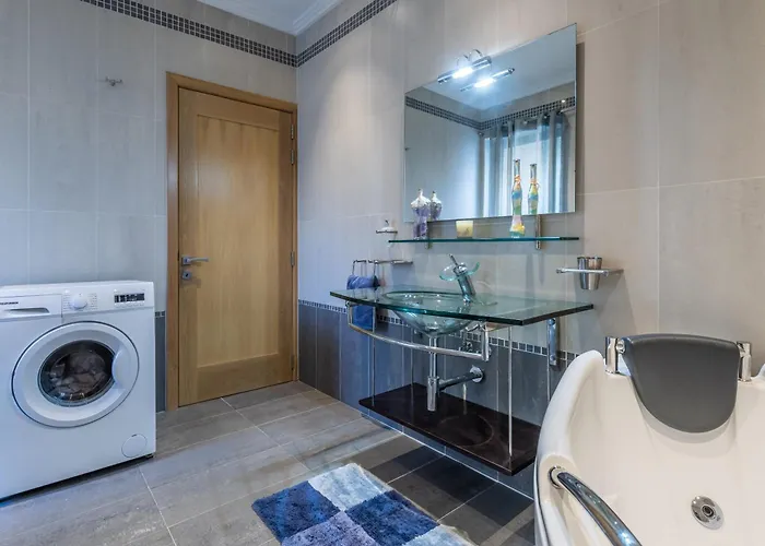 Modern And Spacious Seaview Lägenhet