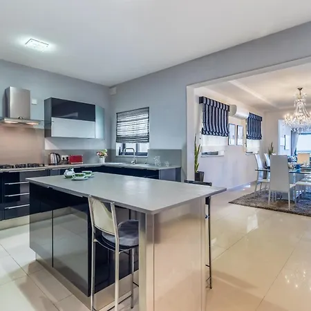 Modern And Spacious Seaview 公寓