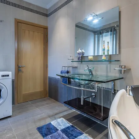 Modern And Spacious Seaview דירה